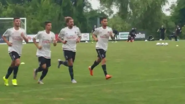 Milan alla scoperta di Sinisa Mihajlovic. Ecco i rossoneri di nuovo al lavoro sotto la guida tecnica del neo arrivato tecnico serbo.