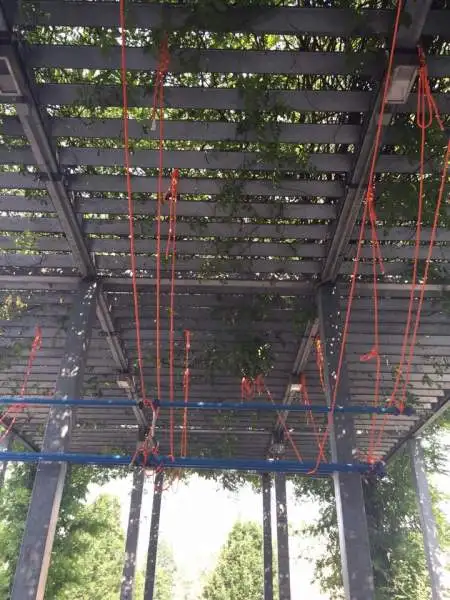 I volontari sono al lavoro per piazzare gli ostacoli che caratterizzeranno la spettacolare gara non competitiva. La partenza, da tradizione, dall'Autodromo di Monza.