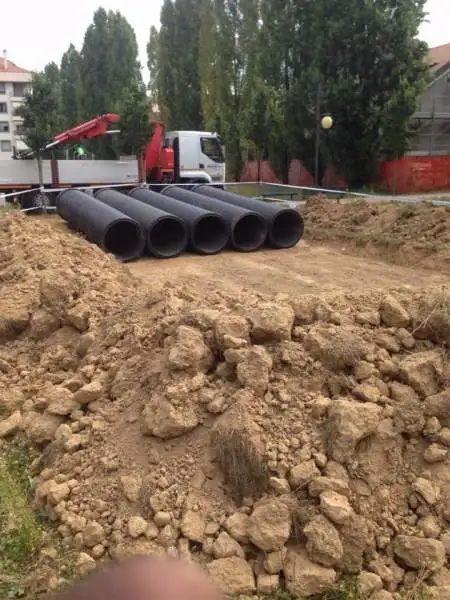 I volontari sono al lavoro per piazzare gli ostacoli che caratterizzeranno la spettacolare gara non competitiva. La partenza, da tradizione, dall'Autodromo di Monza.