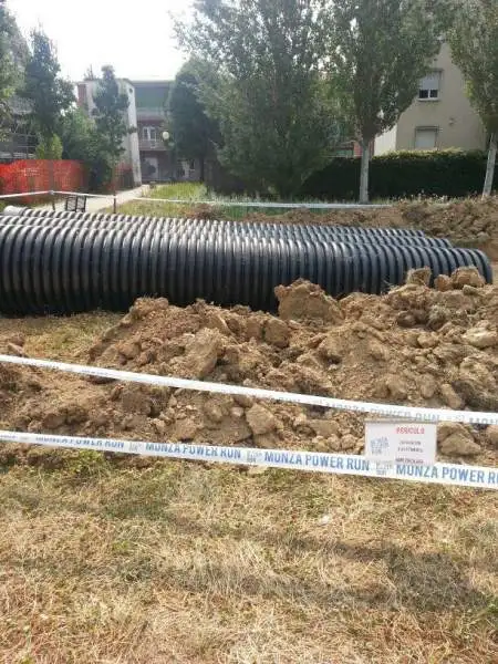 I volontari sono al lavoro per piazzare gli ostacoli che caratterizzeranno la spettacolare gara non competitiva. La partenza, da tradizione, dall'Autodromo di Monza.