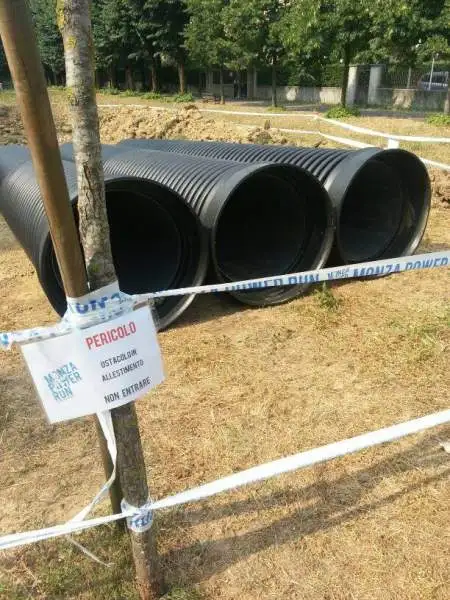 I volontari sono al lavoro per piazzare gli ostacoli che caratterizzeranno la spettacolare gara non competitiva. La partenza, da tradizione, dall'Autodromo di Monza.