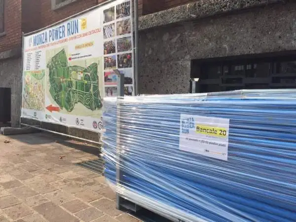 I volontari sono al lavoro per piazzare gli ostacoli che caratterizzeranno la spettacolare gara non competitiva. La partenza, da tradizione, dall'Autodromo di Monza.
