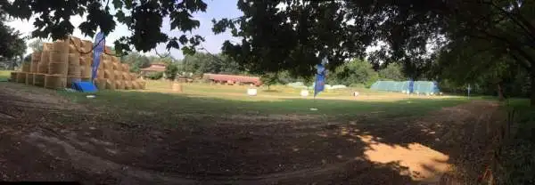 I volontari sono al lavoro per piazzare gli ostacoli che caratterizzeranno la spettacolare gara non competitiva. La partenza, da tradizione, dall'Autodromo di Monza.