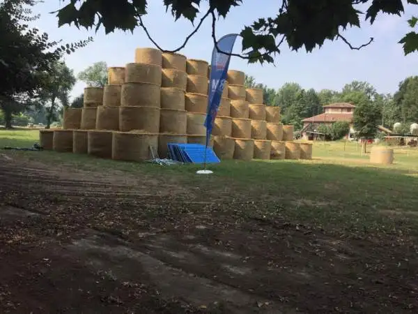 I volontari sono al lavoro per piazzare gli ostacoli che caratterizzeranno la spettacolare gara non competitiva. La partenza, da tradizione, dall'Autodromo di Monza.