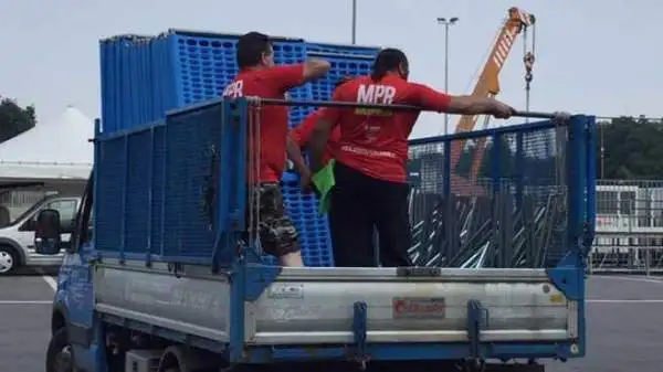I volontari sono al lavoro per piazzare gli ostacoli che caratterizzeranno la spettacolare gara non competitiva. La partenza, da tradizione, dall'Autodromo di Monza.