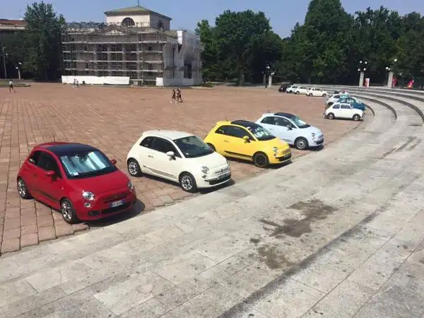 Per celebrare il compleanno della Fiat 500, al Parco Sempione di Milano è andata in scena una grande festa: musica, picnic, gli esemplari storici dell'icona Fiat e ovviamente la Nuova 500.