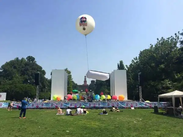Per celebrare il compleanno della Fiat 500, al Parco Sempione di Milano è andata in scena una grande festa: musica, picnic, gli esemplari storici dell'icona Fiat e ovviamente la Nuova 500.