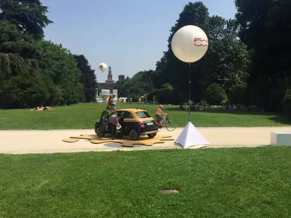 Per celebrare il compleanno della Fiat 500, al Parco Sempione di Milano è andata in scena una grande festa: musica, picnic, gli esemplari storici dell'icona Fiat e ovviamente la Nuova 500.