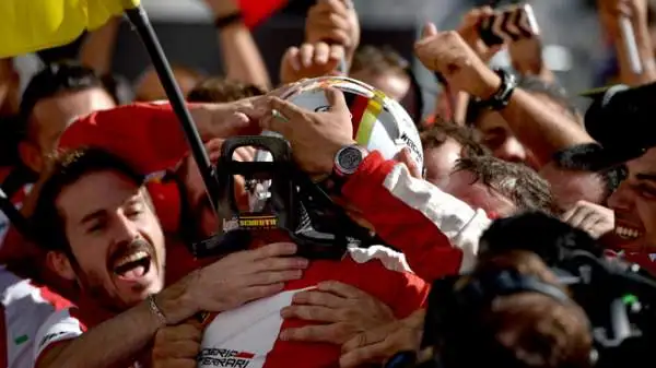 Il tedesco vince per la prima volta in Ungheria, raggiunge a quota 41 vittorie Senna. Spettacolo, sorpassi e sportellate in gara. 2° Kvyat, 3° Ricciardo.