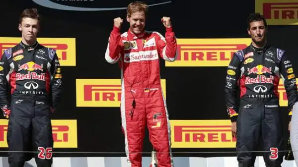 Il tedesco vince per la prima volta in Ungheria, raggiunge a quota 41 vittorie Senna. Spettacolo, sorpassi e sportellate in gara. 2° Kvyat, 3° Ricciardo.