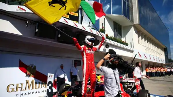 Il tedesco vince per la prima volta in Ungheria, raggiunge a quota 41 vittorie Senna. Spettacolo, sorpassi e sportellate in gara. 2° Kvyat, 3° Ricciardo.