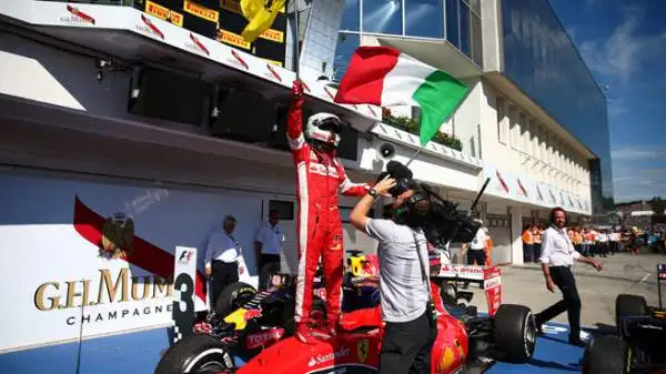 Il tedesco vince per la prima volta in Ungheria, raggiunge a quota 41 vittorie Senna. Spettacolo, sorpassi e sportellate in gara. 2° Kvyat, 3° Ricciardo.