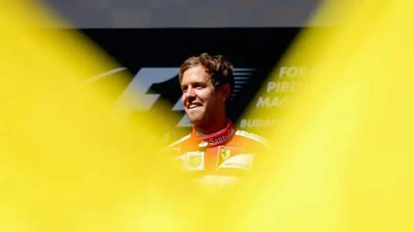 Il tedesco vince per la prima volta in Ungheria, raggiunge a quota 41 vittorie Senna. Spettacolo, sorpassi e sportellate in gara. 2° Kvyat, 3° Ricciardo.