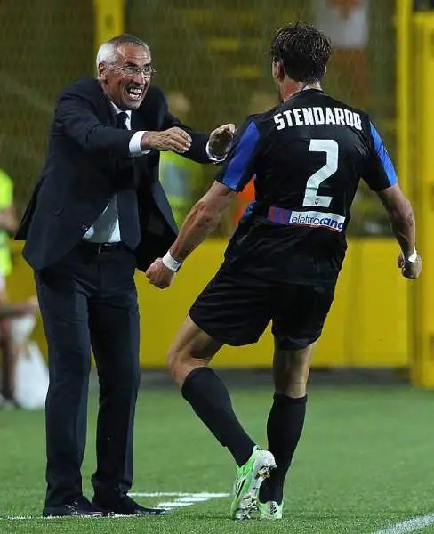 Allo Stadio Azzurri d'Italia i bergamaschi piegano il neopromosso Frosinone con un gol per tempo di Stendardo e di Gomez.