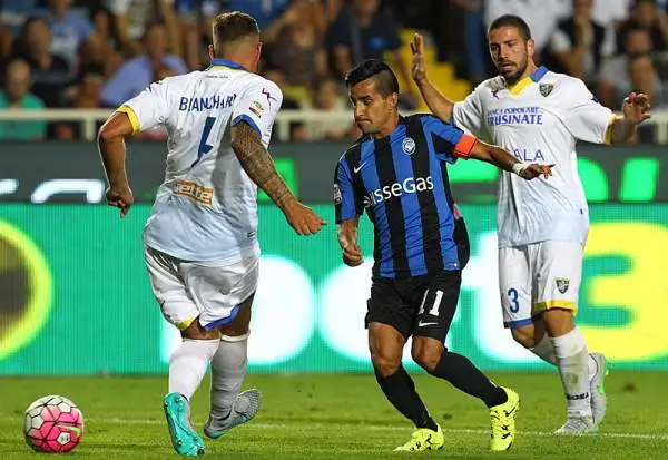 Allo Stadio Azzurri d'Italia i bergamaschi piegano il neopromosso Frosinone con un gol per tempo di Stendardo e di Gomez.