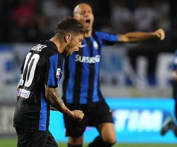 Allo Stadio Azzurri d'Italia i bergamaschi piegano il neopromosso Frosinone con un gol per tempo di Stendardo e di Gomez.