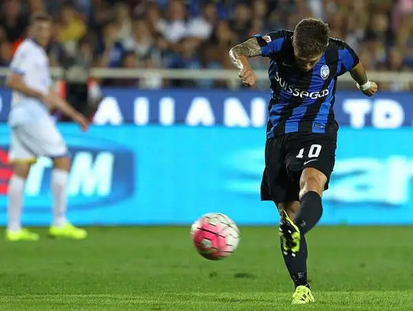 Allo Stadio Azzurri d'Italia i bergamaschi piegano il neopromosso Frosinone con un gol per tempo di Stendardo e di Gomez.