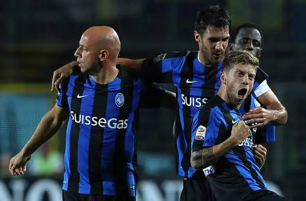 Allo Stadio Azzurri d'Italia i bergamaschi piegano il neopromosso Frosinone con un gol per tempo di Stendardo e di Gomez.