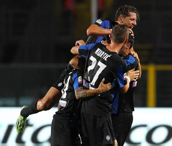 Allo Stadio Azzurri d'Italia i bergamaschi piegano il neopromosso Frosinone con un gol per tempo di Stendardo e di Gomez.
