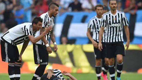 I bianconeri cadono per 2-0 contro la squadra di Bielsa, perdono Khedira per infortunio e restano in 10 per più di un tempo a causa dell'espulsione di Lichtsteiner. In gol Alessandrini e Barrado.
