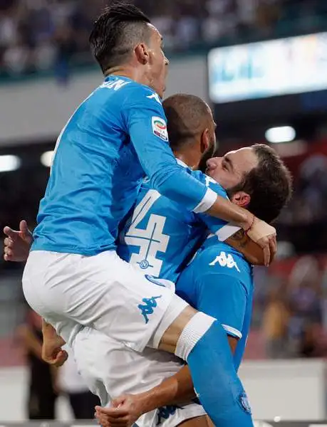 Nuova delusione per il Napoli, bloccato in casa per 2-2 dalla Sampdoria: alla doppietta di Higuain nel primo tempo risponde quella di Eder nella ripresa.