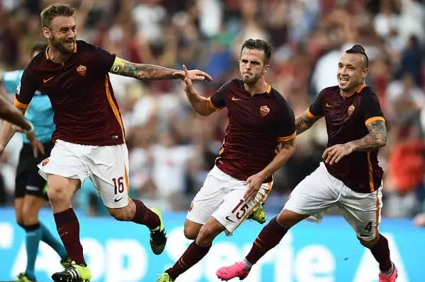 La Roma parte forte ma solo nella ripresa piega la Juve con una bella punizione di Pjanic e un gol di Dzeko, nel finale la reazione bianconera con Dybala.