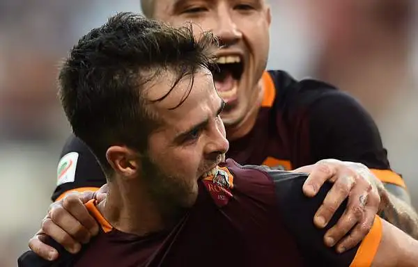La Roma parte forte ma solo nella ripresa piega la Juve con una bella punizione di Pjanic e un gol di Dzeko, nel finale la reazione bianconera con Dybala.