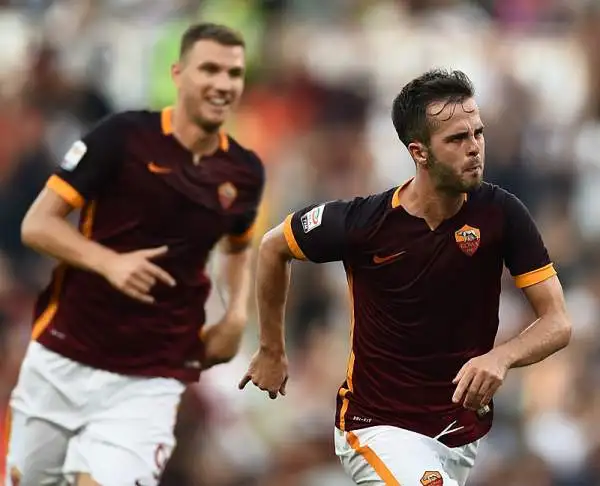 La Roma parte forte ma solo nella ripresa piega la Juve con una bella punizione di Pjanic e un gol di Dzeko, nel finale la reazione bianconera con Dybala.