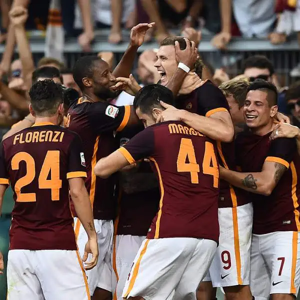 La Roma parte forte ma solo nella ripresa piega la Juve con una bella punizione di Pjanic e un gol di Dzeko, nel finale la reazione bianconera con Dybala.