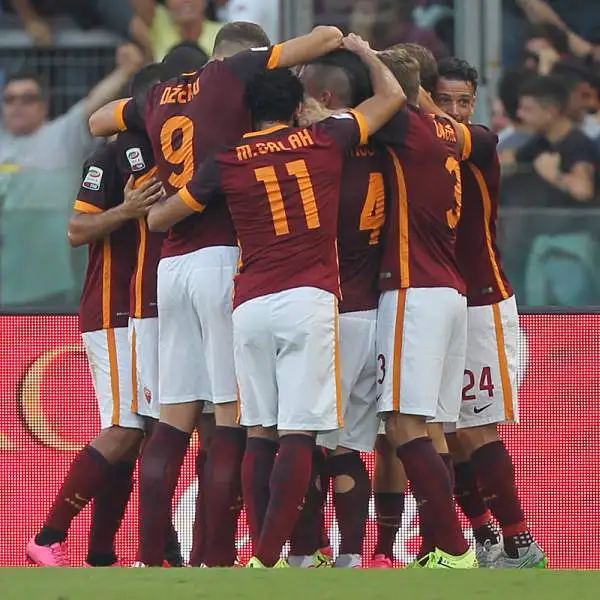 La Roma parte forte ma solo nella ripresa piega la Juve con una bella punizione di Pjanic e un gol di Dzeko, nel finale la reazione bianconera con Dybala.
