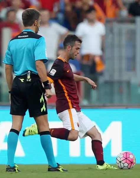 La Roma parte forte ma solo nella ripresa piega la Juve con una bella punizione di Pjanic e un gol di Dzeko, nel finale la reazione bianconera con Dybala.