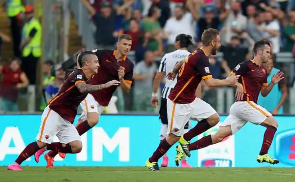 La Roma parte forte ma solo nella ripresa piega la Juve con una bella punizione di Pjanic e un gol di Dzeko, nel finale la reazione bianconera con Dybala.
