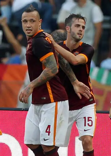 La Roma parte forte ma solo nella ripresa piega la Juve con una bella punizione di Pjanic e un gol di Dzeko, nel finale la reazione bianconera con Dybala.