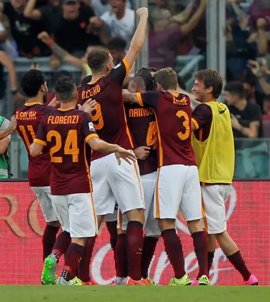 La Roma parte forte ma solo nella ripresa piega la Juve con una bella punizione di Pjanic e un gol di Dzeko, nel finale la reazione bianconera con Dybala.