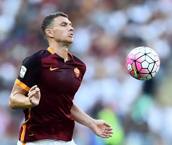 La Roma parte forte ma solo nella ripresa piega la Juve con una bella punizione di Pjanic e un gol di Dzeko, nel finale la reazione bianconera con Dybala.