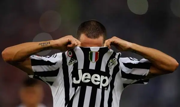 La Roma parte forte ma solo nella ripresa piega la Juve con una bella punizione di Pjanic e un gol di Dzeko, nel finale la reazione bianconera con Dybala.