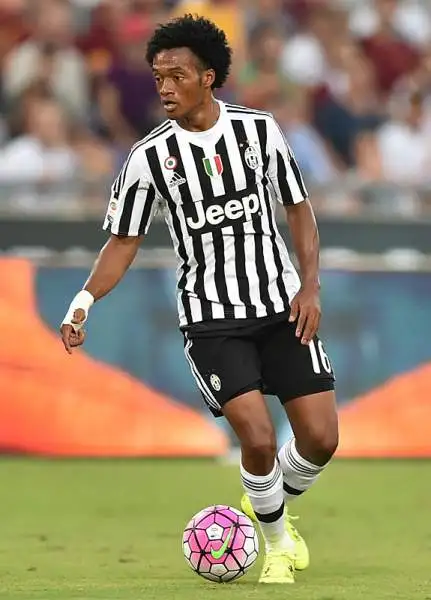 La Roma parte forte ma solo nella ripresa piega la Juve con una bella punizione di Pjanic e un gol di Dzeko, nel finale la reazione bianconera con Dybala.