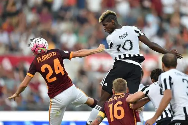 La Roma parte forte ma solo nella ripresa piega la Juve con una bella punizione di Pjanic e un gol di Dzeko, nel finale la reazione bianconera con Dybala.