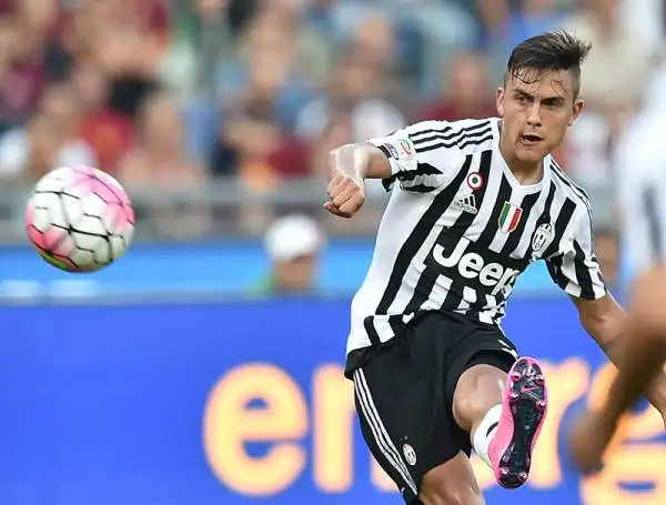 La Roma parte forte ma solo nella ripresa piega la Juve con una bella punizione di Pjanic e un gol di Dzeko, nel finale la reazione bianconera con Dybala.