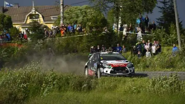 Jari-Matti Latvala della Volkswagen si aggiudica per la seconda volta di fila il Rally corso nel suo Paese natale.