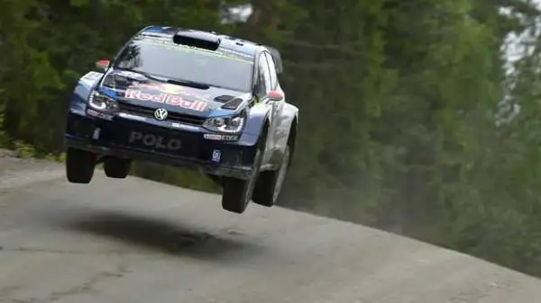 Jari-Matti Latvala della Volkswagen si aggiudica per la seconda volta di fila il Rally corso nel suo Paese natale.
