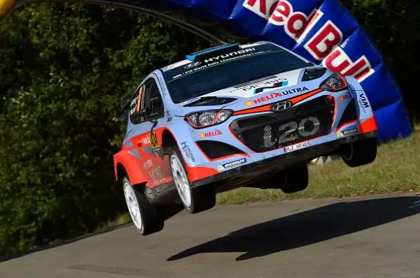 Il campione del mondo Ogier ha confermato la sua superiorità precedendo Jari-Matti Latvala e Andres Mikkelsen: tripletta Volkswagen.