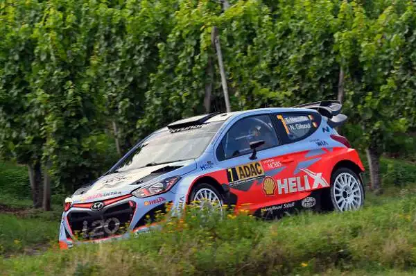 Il campione del mondo Ogier ha confermato la sua superiorità precedendo Jari-Matti Latvala e Andres Mikkelsen: tripletta Volkswagen.