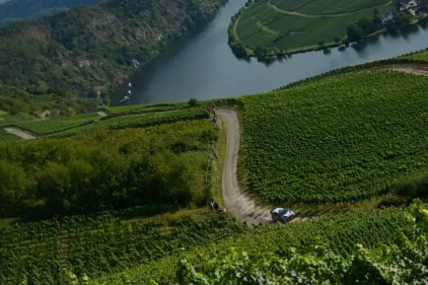 Il campione del mondo Ogier ha confermato la sua superiorità precedendo Jari-Matti Latvala e Andres Mikkelsen: tripletta Volkswagen.