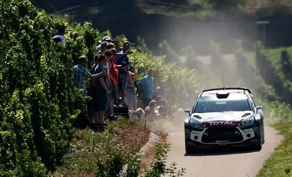 Il campione del mondo Ogier ha confermato la sua superiorità precedendo Jari-Matti Latvala e Andres Mikkelsen: tripletta Volkswagen.