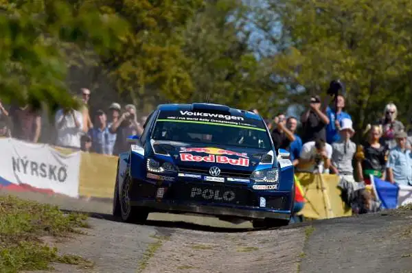 Il campione del mondo Ogier ha confermato la sua superiorità precedendo Jari-Matti Latvala e Andres Mikkelsen: tripletta Volkswagen.