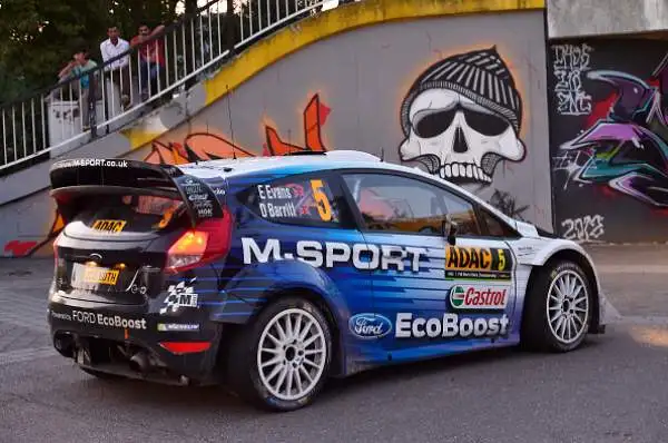Il campione del mondo Ogier ha confermato la sua superiorità precedendo Jari-Matti Latvala e Andres Mikkelsen: tripletta Volkswagen.