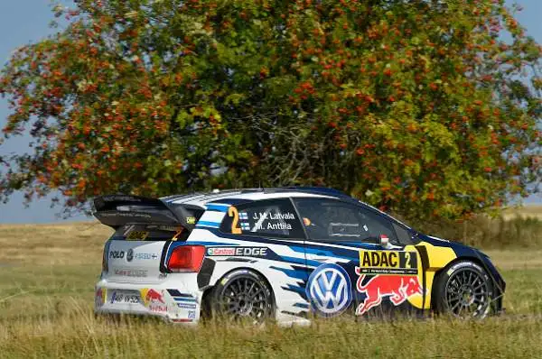 Il campione del mondo Ogier ha confermato la sua superiorità precedendo Jari-Matti Latvala e Andres Mikkelsen: tripletta Volkswagen.