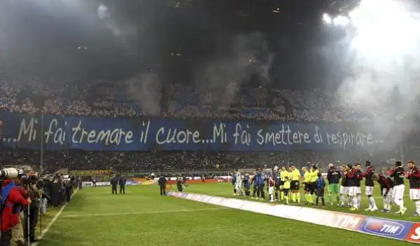 Le più belle coreografie dei passati derby tra Inter e Milan.