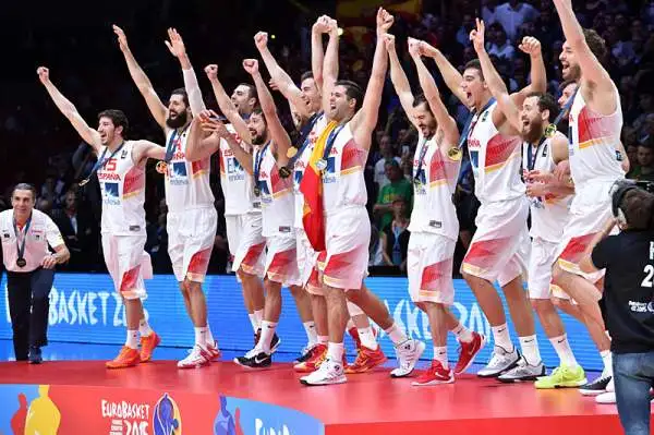 Con Gasol, Llull e una difesa micidiale vittoria netta per la squdra di Sergio Scariolo che al ritorno in panchina ha suggellato un fantastico tris.